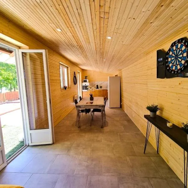 Le chalet au bord de seine, hotel in Les Mousseaux