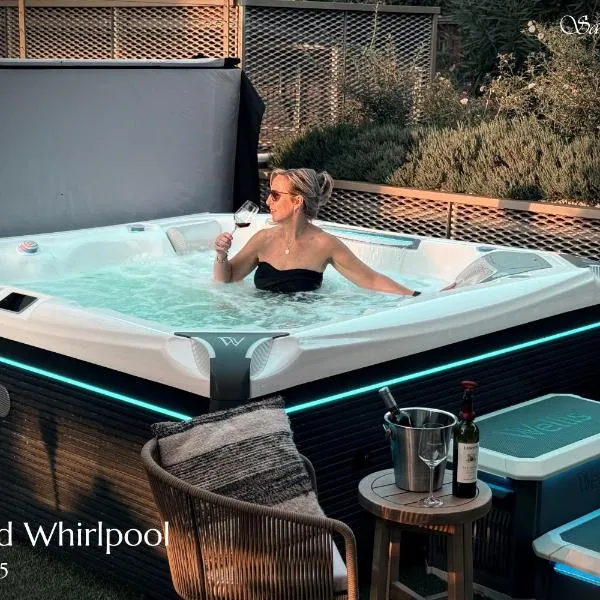 SalvatoreHomes - Pure Luxury in the Centre of Bardolino with Pool & Private Jacuzzi - Casa Olivia - a 5 Star Luxury Collection at Lake Garda, hotel in Bardolino