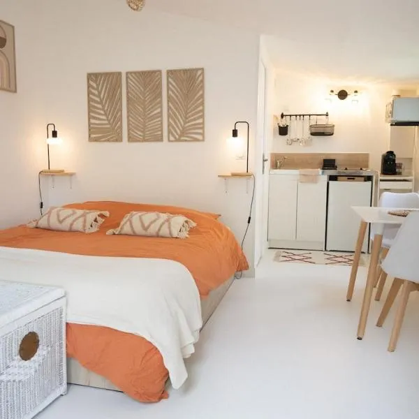 Terrasse, Nature Fontainebleau, hotel in Fontaine-le-Port