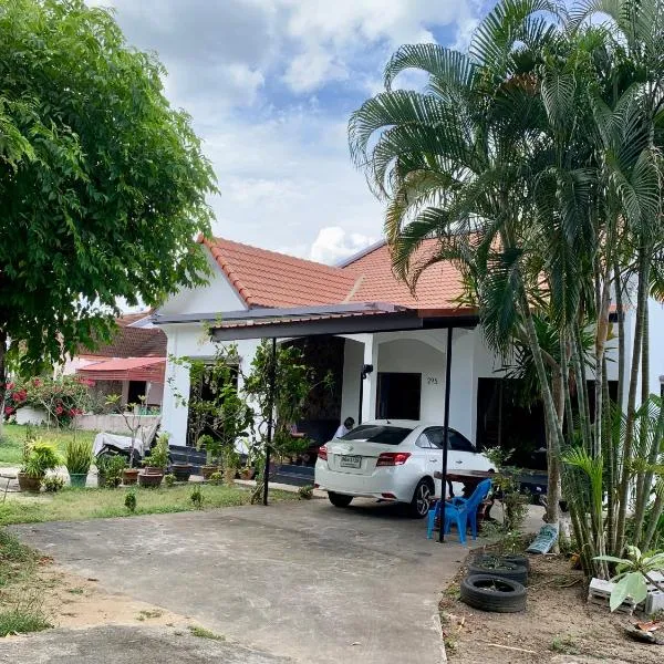 Spacious 2-bedroom villa near beach, khách sạn ở Ban Krut