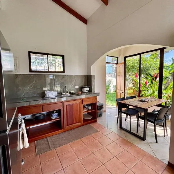 Casa del Mar Beach House Costa Rica Pacific Coast, hotel en Esterillos