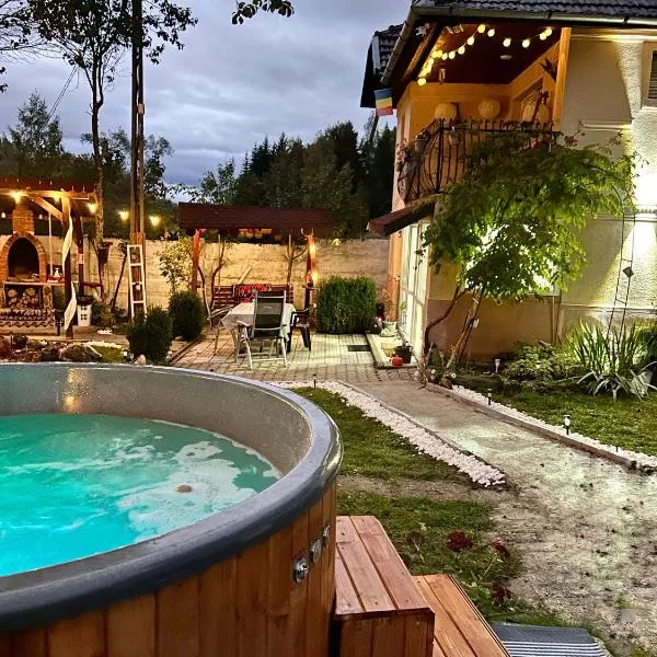 BraziHouse - pine escape with jacuzzi, ξενοδοχείο σε Petroşani