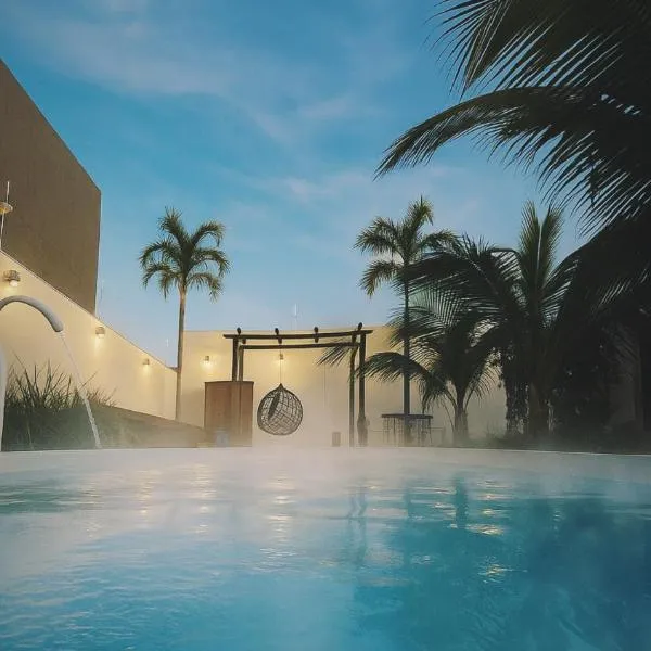 A Casa Paradisiaca ll Luxo Piscina Super Quente até 50 graus de Temperatura Aquecimento Elétrico com Sauna e Lavanderia com Roupa de Cama e Aceitamos PET e Temos ponto para Recarga de carro Elétrico, hotel in Caldas Novas