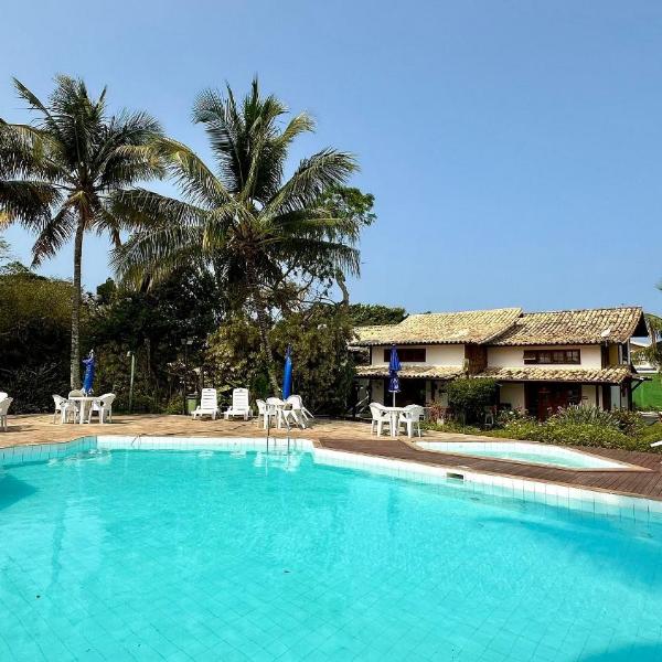 Casa moderna com piscina e quadra de tênis