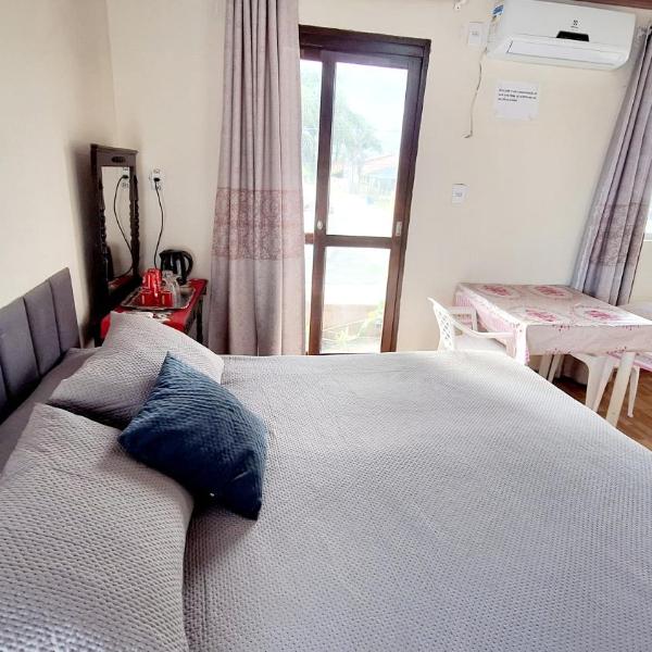 KITNET k3 em TORRES-RS - Na mais bela praia Gaúcha - Frigobar - micro-ondas - Banheiro - Ar condicionado split - TV smart - Wi-Fi - Anfitriã SuperHost no BNB - Foto 2