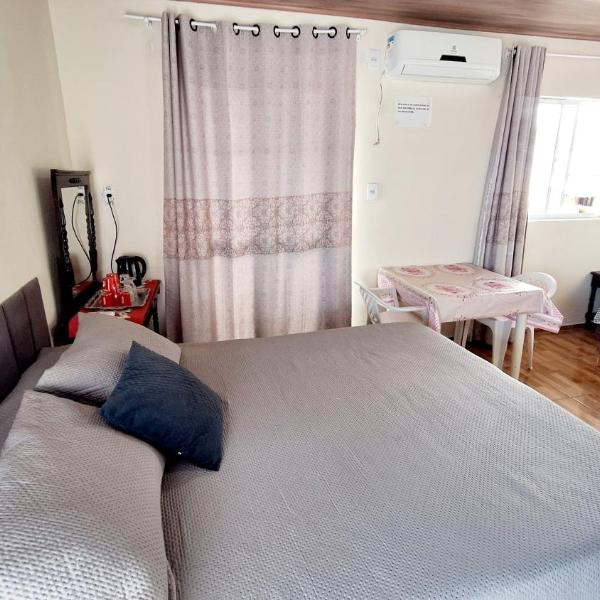 KITNET k3 em TORRES-RS - Na mais bela praia Gaúcha - Frigobar - micro-ondas - Banheiro - Ar condicionado split - TV smart - Wi-Fi - Anfitriã SuperHost no BNB - Foto 4
