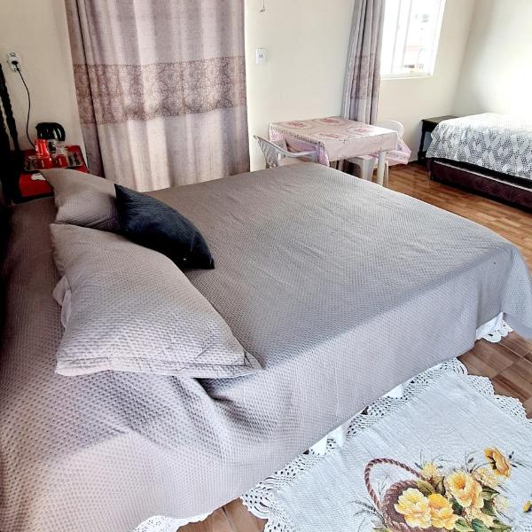 KITNET k3 em TORRES-RS - Na mais bela praia Gaúcha - Frigobar - micro-ondas - Banheiro - Ar condicionado split - TV smart - Wi-Fi - Anfitriã SuperHost no BNB - Foto 5