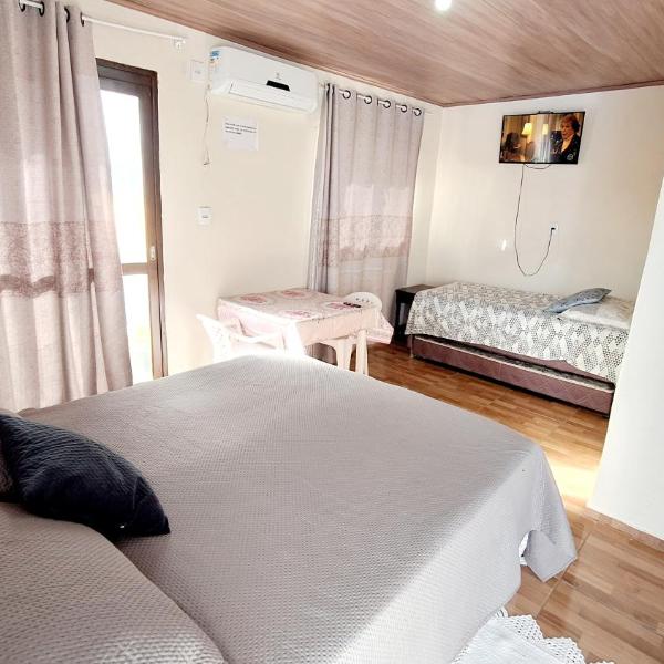 KITNET k3 em TORRES-RS - Na mais bela praia Gaúcha - Frigobar - micro-ondas - Banheiro - Ar condicionado split - TV smart - Wi-Fi - Anfitriã SuperHost no BNB - Foto 3