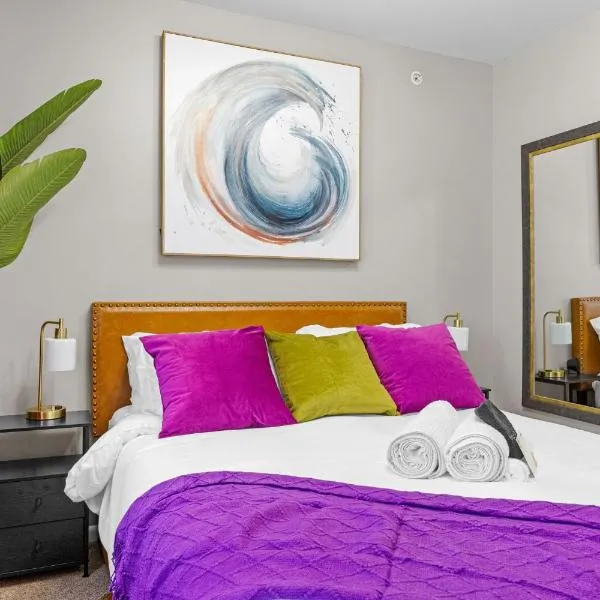 Philly Zoo Queen Retreat - Apartment with Fireplace & Parking Available