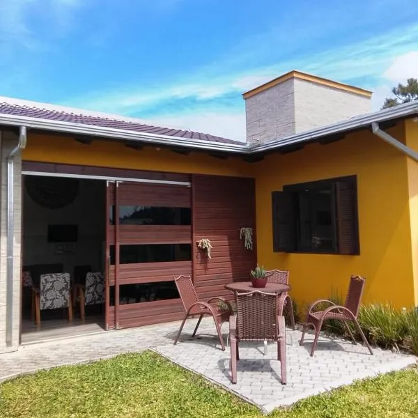 A Casa Amarela - conforto e tranquilidade próximo ao mar, ξενοδοχείο σε Balneário Gaivotas