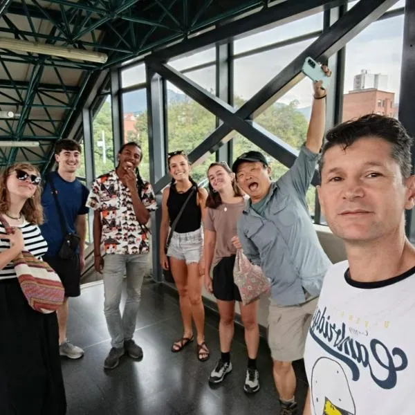 Hostel Metro Floresta Alojamiento, khách sạn ở Medellín