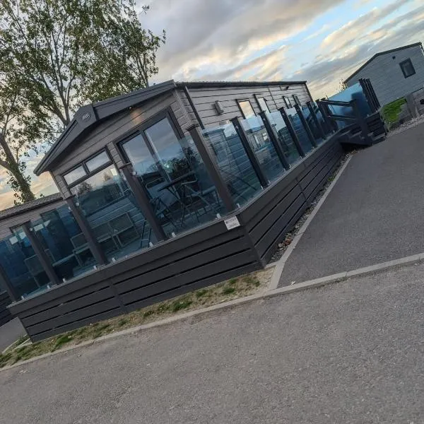 Number 8 Sandpiper ,NEW 6 Berth Elegant Holiday Home Mill Rythe Hayling Island Free WiFi & Parking, ξενοδοχείο σε Hayling Island