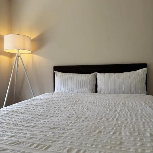 Brand new bedroom next to train station, hotel in St Albans