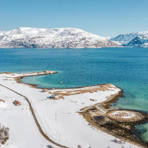 Serviced Farmhouse - Kvaløyvågen Gård, khách sạn ở Kvaløya