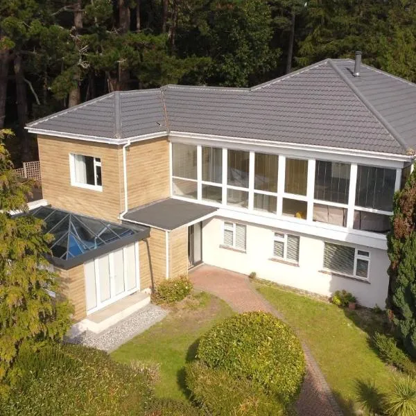 5 Bed House - Pool - Hot Tub - Sauna - Pool Table - Near New Forest and Beach - Sleeps 12: Ringwood şehrinde bir otel