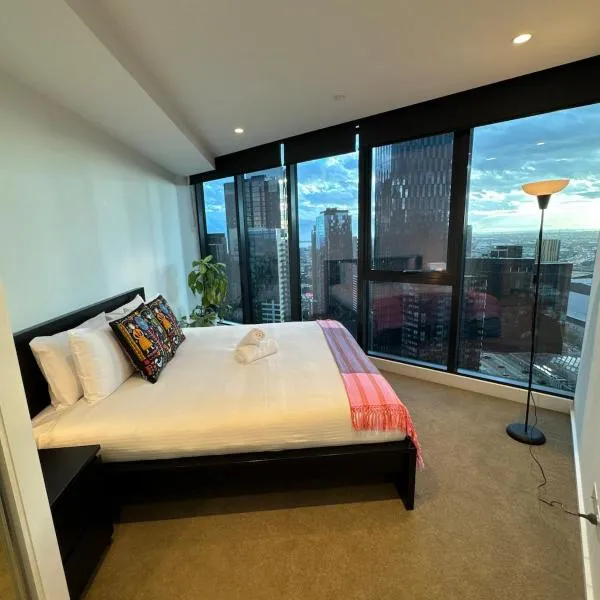 LvL 40 Skyline 2BR Balcony Epic Melbourne Views Free Parking, Hotel in Melbourne