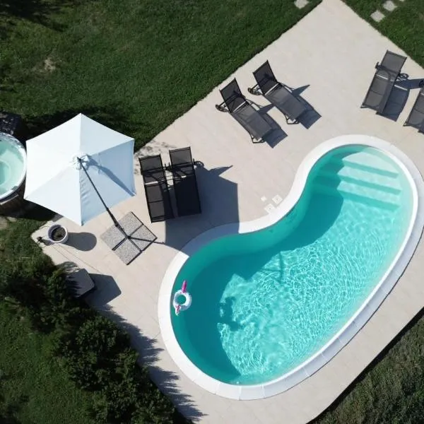 Villa Lux Vista Vigneti Unesco-Piscina e Idromassaggio, hotel en Agliano Terme