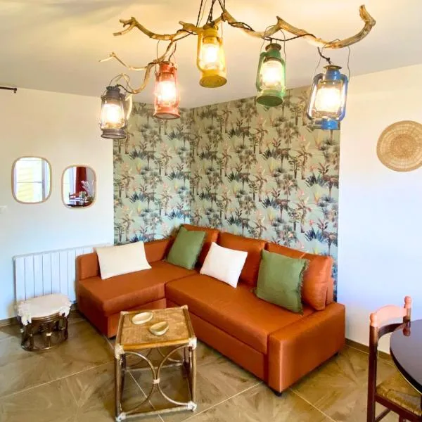 Séjour tropical famille-Jungle house - Jardin privé, hotel in Bellême