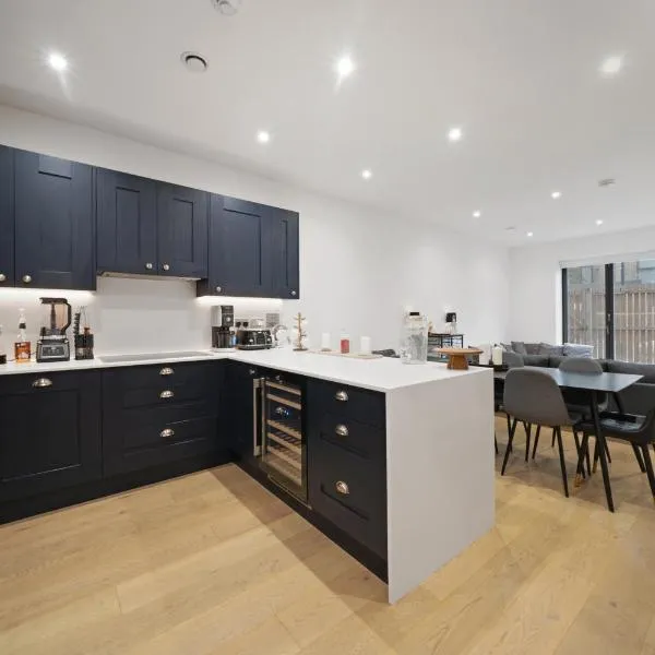 NEW! LUX 4BRTownhouse nr Notting Hill & Hyde Park，位于伦敦的酒店