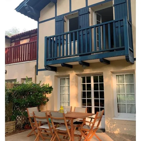 Maison avec piscine sur le golf - plage à 600m, hotel in Moliets-et-Maa