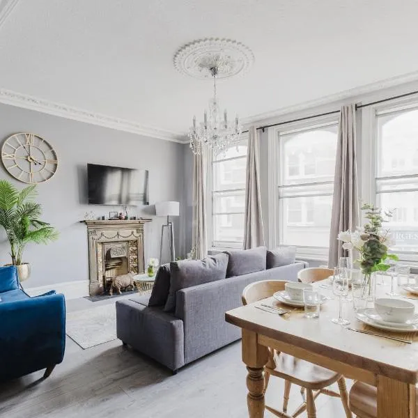 Elegant & Spacious 3BR Luxury Flat - Jacuzzi - Roof Terrace - Under New Management, hotel in London