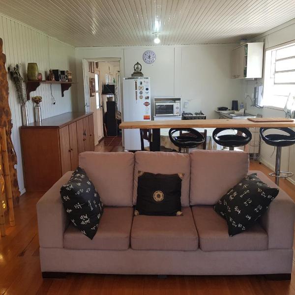 CASA FULL CENTRAL, 130m quadr, 9 Pessoas, Wi-Fi, 3 Qtos, Churrasqueira Interna, Cozinha-Sala Integrados, 2 Banheiros, Varanda, Jardim, Garagem Coberta 1 Carro, Estac Inter 3 Carros, Lareira de Alta Performance, Fogão de Ferro, Área nos Fundos - Foto 4
