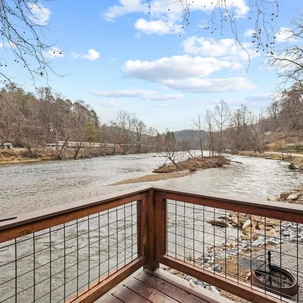 All Tuckered Out - Riverfront Cabin, Fish, Hike & 5 Minutes to Sylva!، فندق في سيلفا