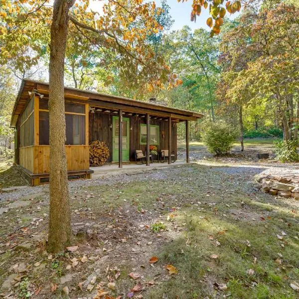 Rustic Bedford Cabin Near Hunting and Fishing, hotel v destinaci Bedford