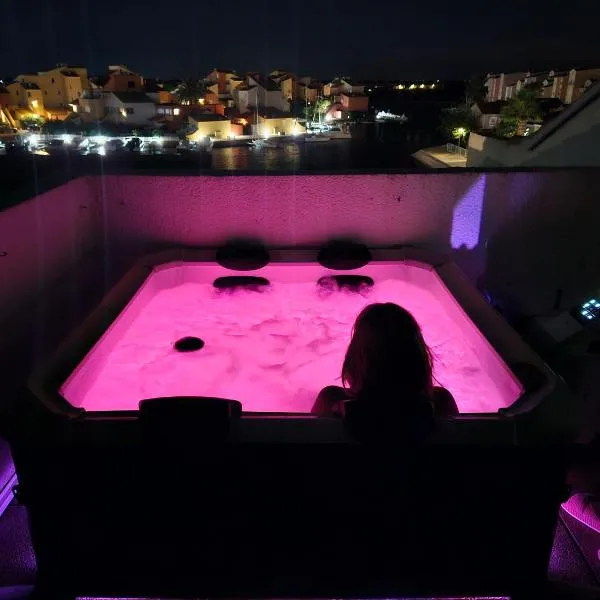 Nautica bulles jacuzzi privatif vue lac marin: Le Barcarès şehrinde bir otel