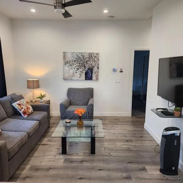 1Bed 1Full Bath, Full Kitchen, Queen Sofa Bed, Queen Bed, Parking, EV, hotel in Northridge
