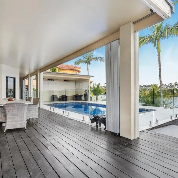 Serene 5BR Waterfront Escape - Prestige, hotel Gold Coastban