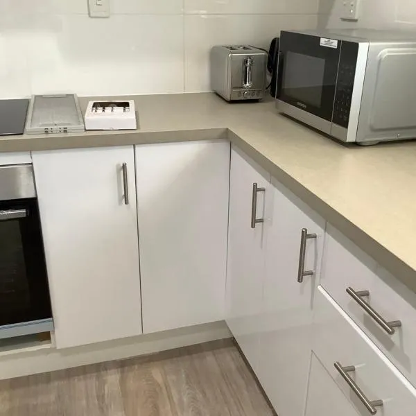 2 4 Miller Quiet, Cool & Modern 3BR, hotell i Moranbah