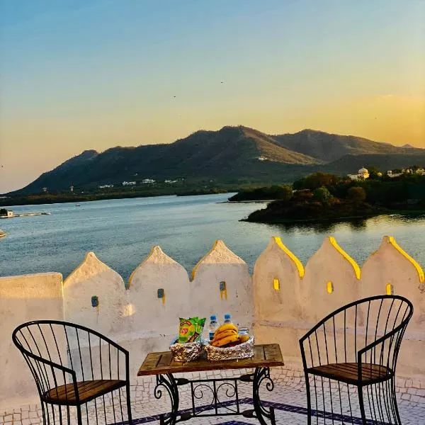 Hotel Vallabh at Pichola Lake Nathi Ghat Brahmpole Udaipur, hotel in Udaipur
