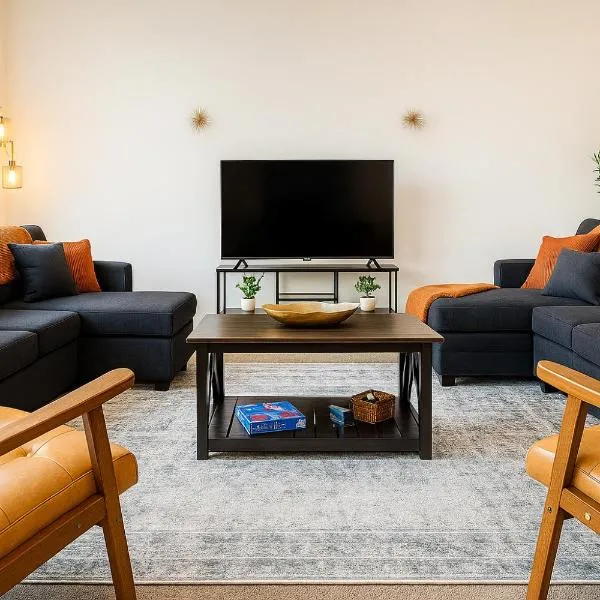 Spacious Loft with Fireplace - near CSU, Playhouse, Progressive field, R&R Hall of Fame with Gym & Sauna and Sleeps 12, hôtel à Cleveland
