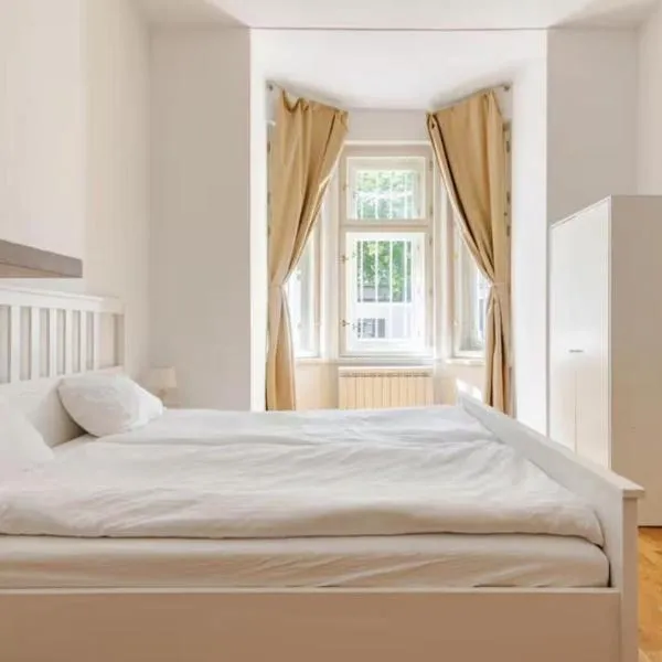 Beautiful Apartment by Stromovka Park, hotel v Praze
