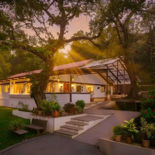 StayVista at The Floramer with Bonfire, Lawn, hotel i Panchgani