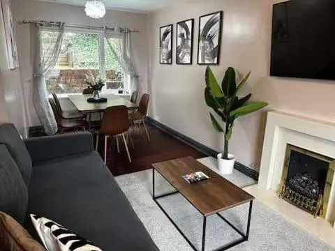 Luxurious Three-Bedroom Family Home with Free Parking, hotel u gradu 'Wincobank'