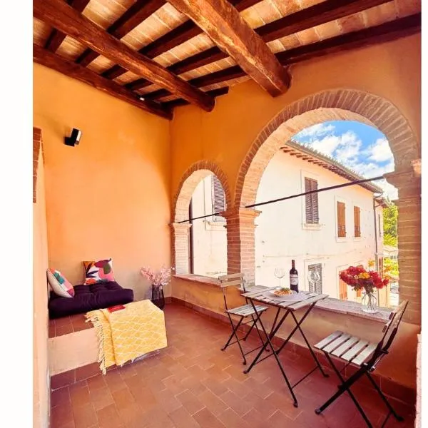 Casa in Umbria - nella Valle del Menotre vicino Rasiglia, Foligno, Assisi,Perugia, hotel in Foligno
