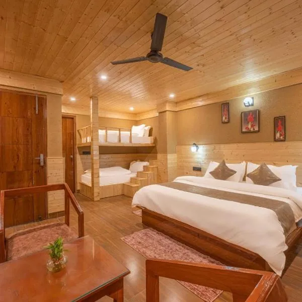The Kufri Retreat I Vacations I Conference I MICE I Family Events I Open Air Terrace I Sky Bonfire I Charvi Retreat by Exotic Stays, hotel in Kūfrī