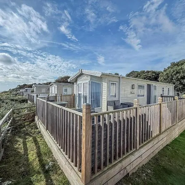 6 Berth Caravan With Stunning Sea Views And Decking To Relax On, Ref 32048Az, hotel in Lowestoft
