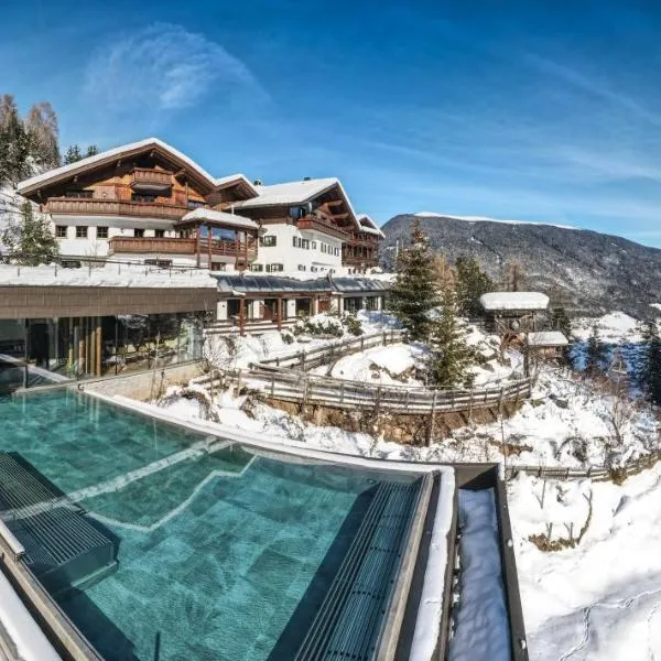 Charmehotel Uhrerhof - Deur, hotel sa Ortisei