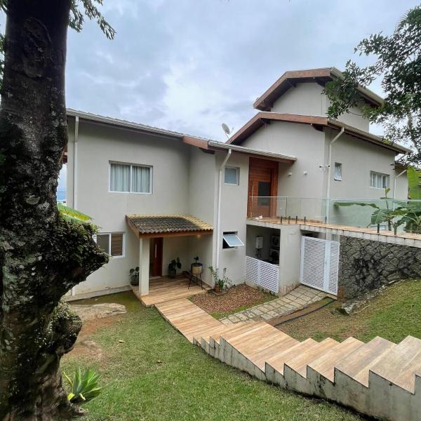 Casa com varanda, ar condicionado pet friendly