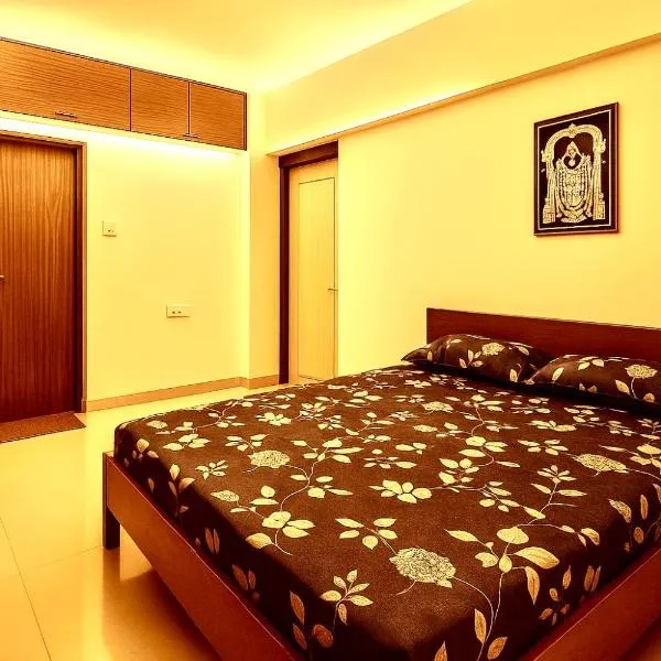 New Spacious 2BHK apartments in Tirupati Near Railway Station with fully equipped kitchen, AC bedrooms, Washing Machine, 24 hours water, caretaker service, and ample space for car parking & ideal for families and pilgrims, hotel in Tirupati