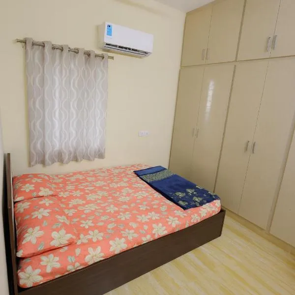 Bhakti Bliss Homestay - New Luxury 2bhk apartment in Tirupati with Kitchen and car parking, hotel in Tirupati