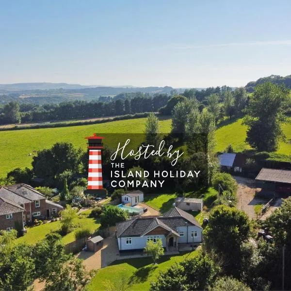 Adgestone Villa - A Luxurious Countryside Escape with Heated Pool, Near Sandown Beach, Dog Friendly in Rural Sandown - Perfect Getaway for Family & Friends, hotel in Sandown