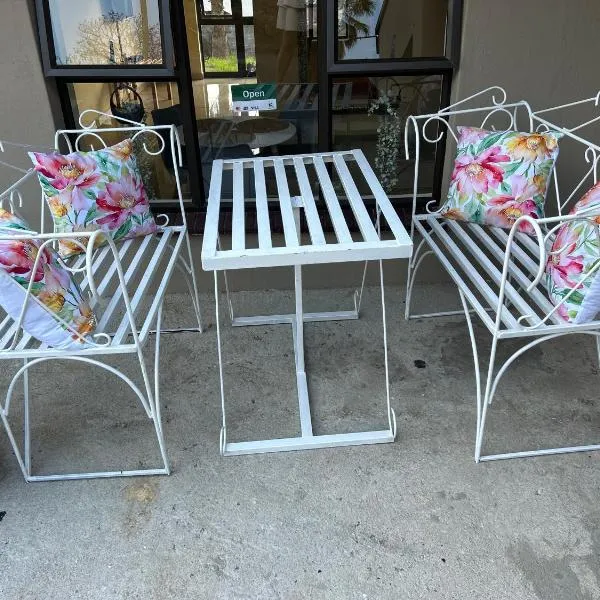 Pink Lopez Guest House, hotel v destinaci Manzini