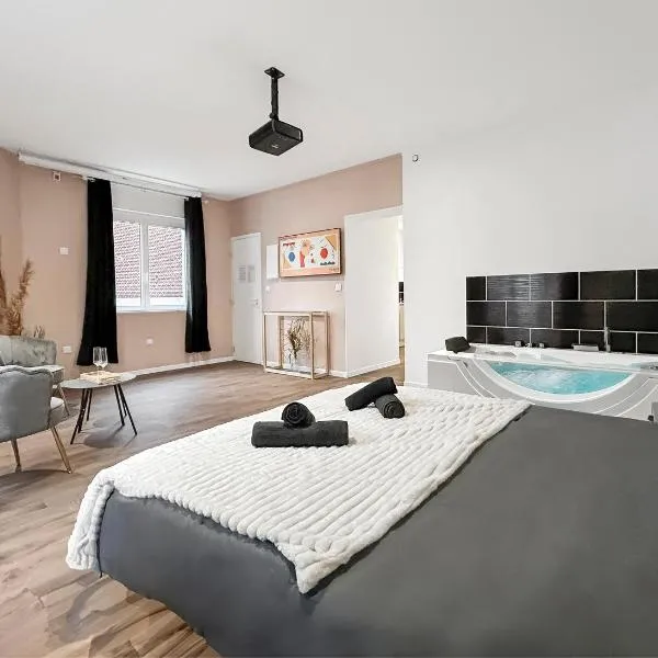 Balnéo privée & cinéma XXL - Logement premium à Tourcoing, Hotel in Tourcoing
