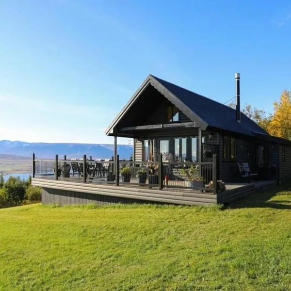 Charming Cabin close to Akureyri, hotel in Svalbarðseyri