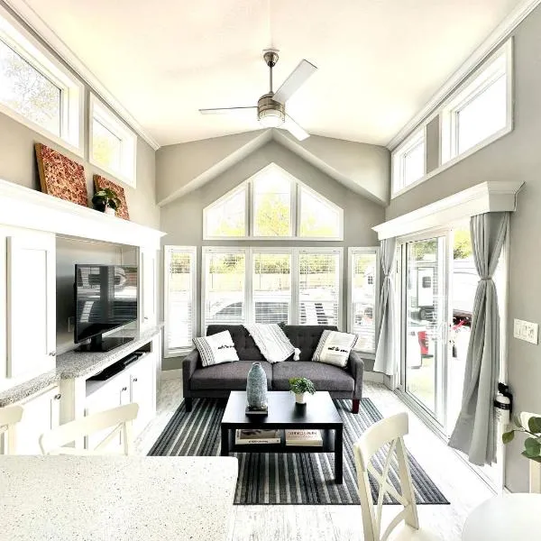 New Tiny Home- Paddle Boards, Kayaks, Pool, Marina, hotel v mestu Key Largo