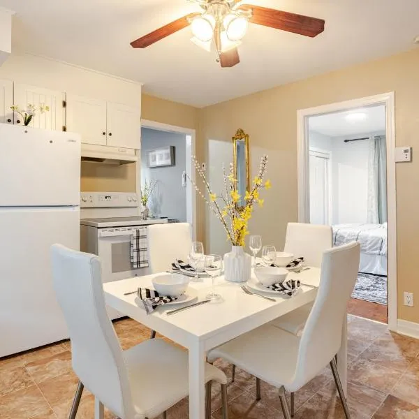 Appartement moderne 3 chambres avec spa, jardin privé & parking gratuit - accès autonome, hotel di Saint-Jean-sur-Richelieu